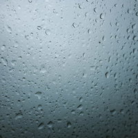 透明なガラスについた露と水滴：朝露と結露のテクスチャの写真