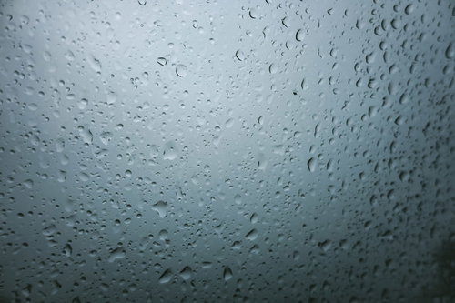 透明なガラスについた露と水滴：朝露と結露のテクスチャ