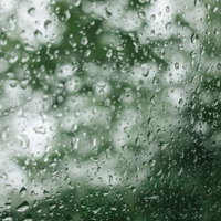 雨粒が付着した窓ガラスの水滴の写真