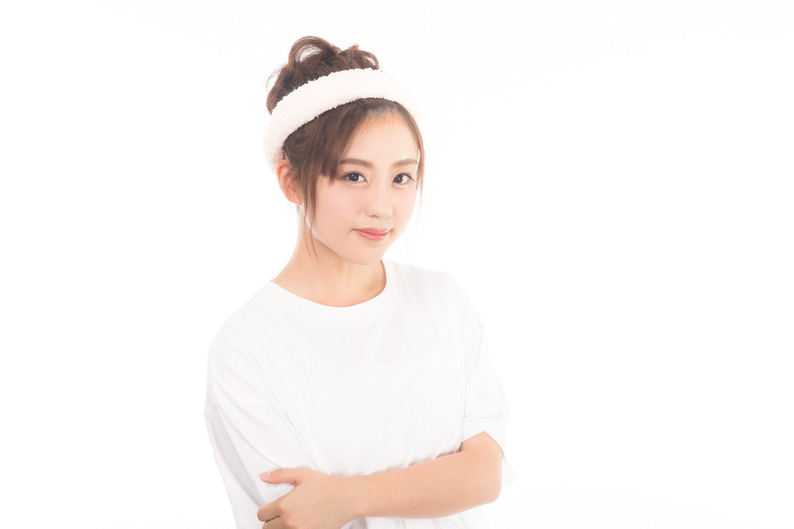 白いタオルを肩にかけてこちらを見つめる女性［モデル：河村友歌］