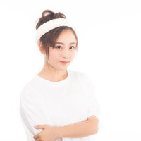 クレンジング前、白いタオルを肩にかけた女性の写真