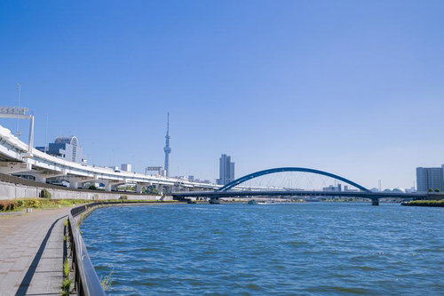 隅田川に架かる青い橋とスカイツリー、東京の都市風景