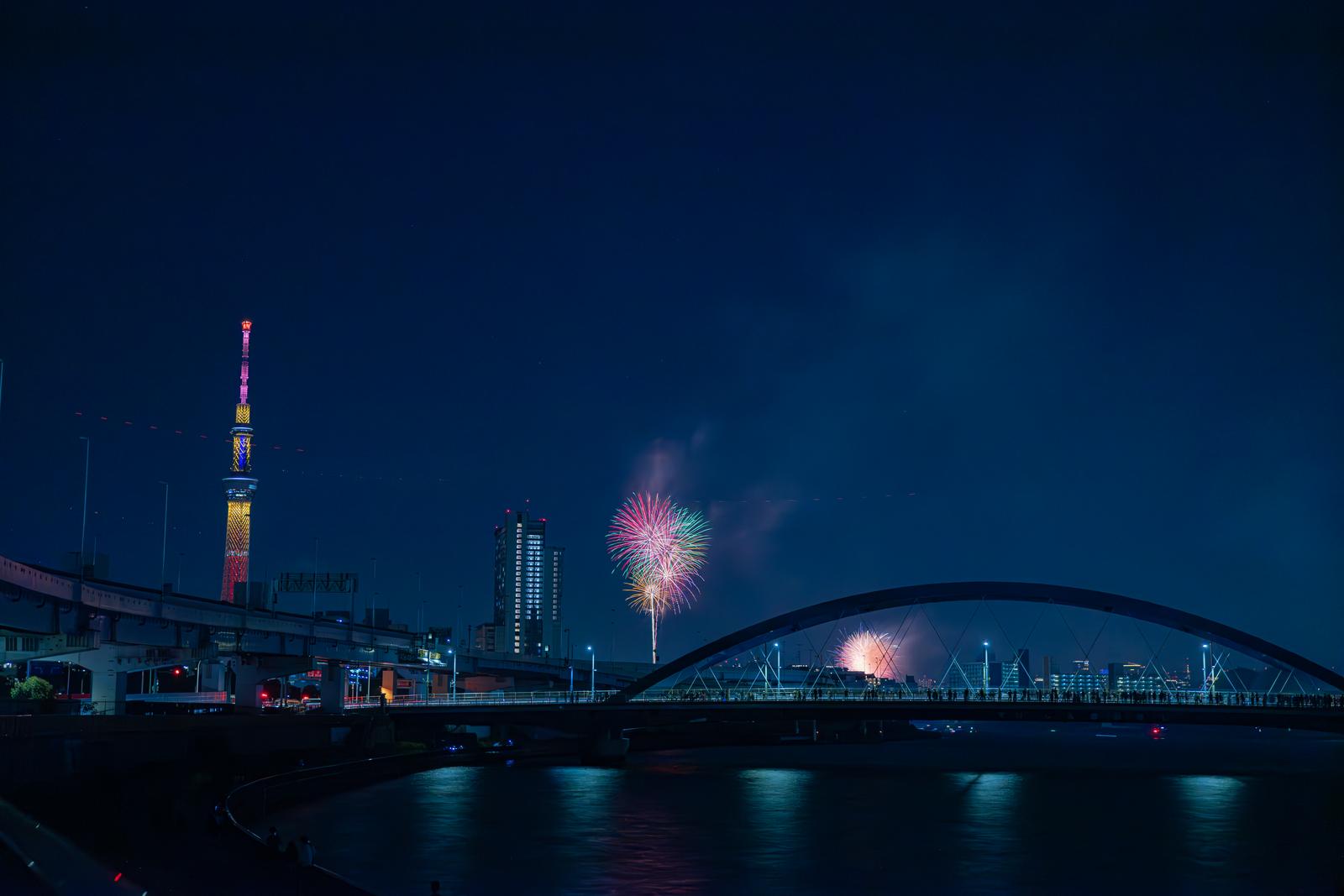 水神大橋上空に打ち上がる花火とスカイツリー