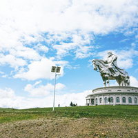 モンゴルのチンギス・ハーン騎馬像と広場の壮大な景観の写真