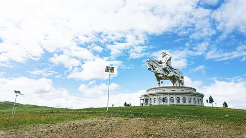 モンゴルのチンギス・ハーン騎馬像と広場の壮大な景観