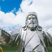 チンギス・ハーン像の壮大な騎馬姿モンゴル草原の歴史的モニュメントの写真