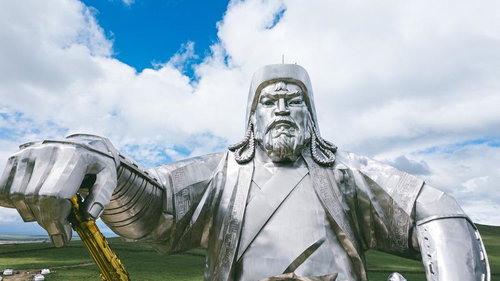 チンギス・ハーン像の壮大な騎馬姿モンゴル草原の歴史的モニュメント