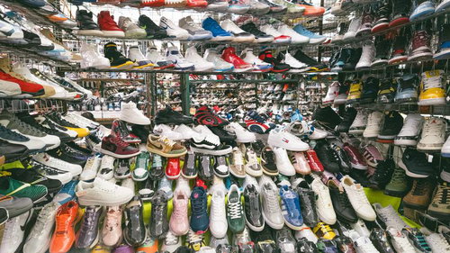 モンゴルのナラントール市場で激レアシューズが大量に売られている様子