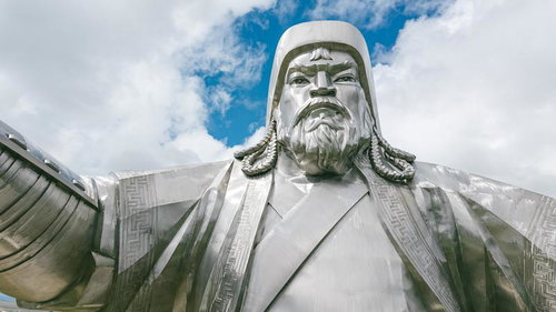 モンゴルのチンギス・ハーン像の力強い眼差しと威厳