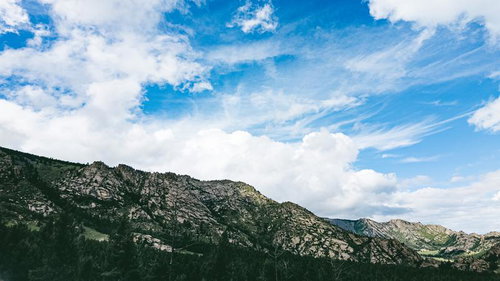 モンゴルの大自然に広がる壮大な岩山