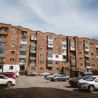 モンゴルの住宅街と未舗装の敷地内駐車場の写真