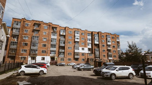 モンゴルの住宅街と未舗装の敷地内駐車場