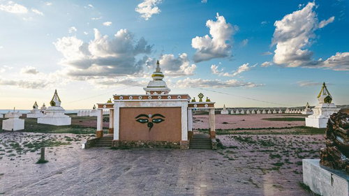 モンゴルのサインシャンドにある独特な雰囲気の世界エネルギーセンターの建物外観