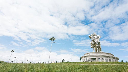 広がる青空とチンギス・ハーンの巨大な騎馬像