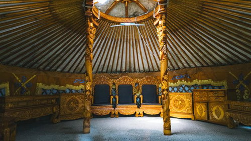 モンゴルの伝統的な住居のゲル内部