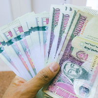 両替したモンゴルのトゥグルグ紙幣を手持ち撮影の写真