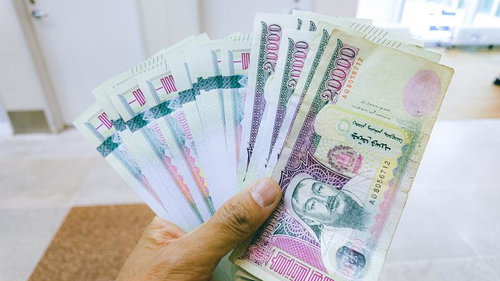 両替したモンゴルのトゥグルグ紙幣を手持ち撮影