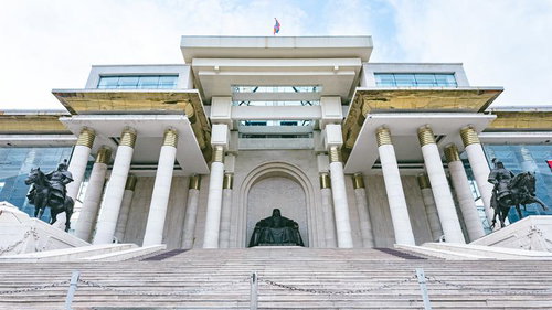 モンゴルの首都ウランバートルにあるチンギスハーン広場にある政府宮殿