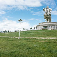 モンゴルの高原に聳えるチンギス・ハーンの騎馬像の写真