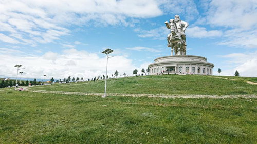 モンゴルの高原に聳えるチンギス・ハーンの騎馬像