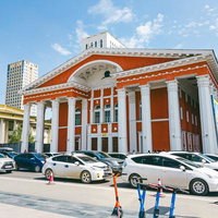 ウランバートルの国立オペラ・バレエ劇場前に渋滞する車両の写真