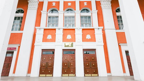 モンゴル国家オペラ・バレエ劇場の正面玄関