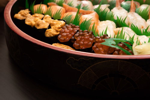 重箱に盛った握り寿司の盛り合わせ