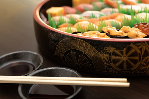 出前寿司の盛り合わせとウニ軍艦