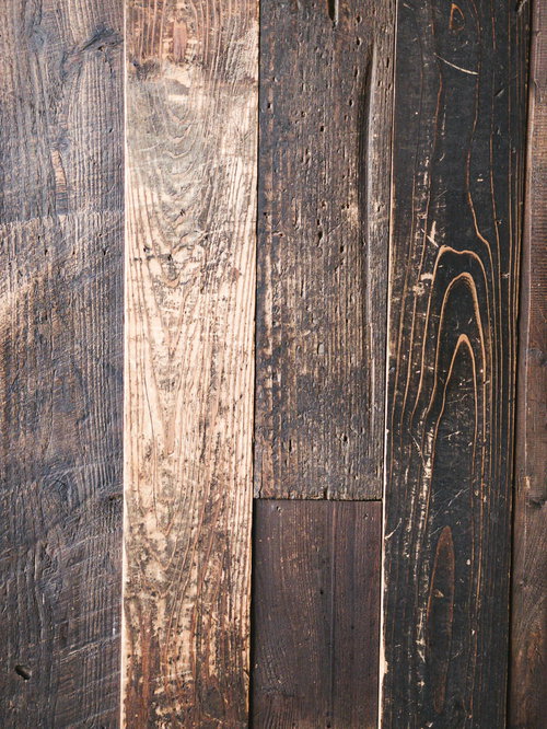 細かな傷の付いた木目のフローリング