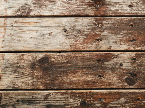 経年劣化した色褪せたビス止めのフローリング
