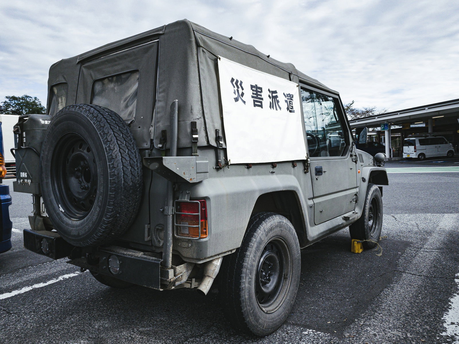 駐車場に停車する災害派遣用の自衛隊トラック