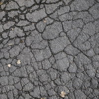 細かくヒビの入ったアスファルトのテクスチャーの写真