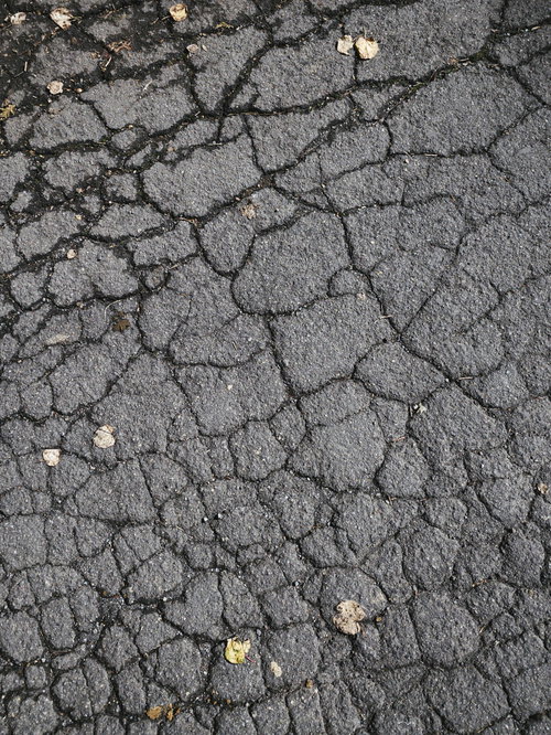 細かくヒビの入ったアスファルトのテクスチャー