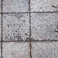 溝が乾ききっていないグレータイルのテクスチャーの写真