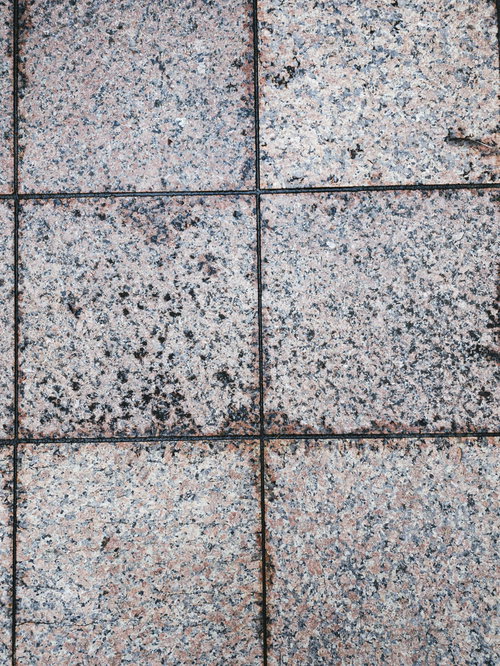 溝が乾ききっていないグレータイルのテクスチャー