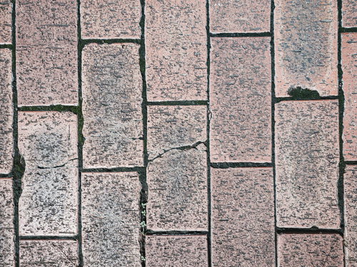 溝に入り込んだ土が踏み固められたレンガのテクスチャー