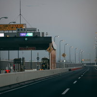 空いている高速道路の料金所の全景の写真