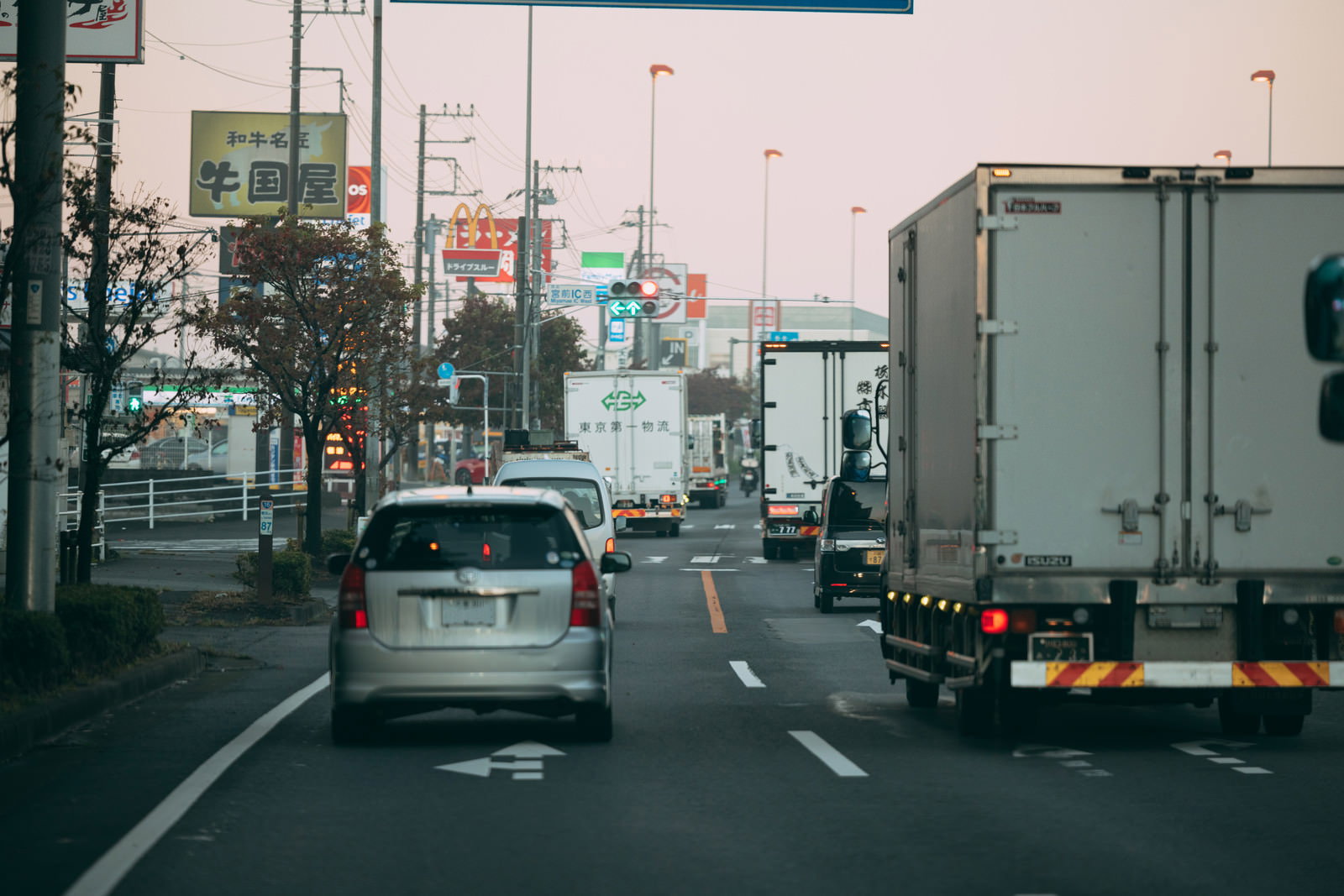 幹線道路で渋滞している車両の様子を写した写真