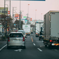 幹線道路で渋滞する車両と交通量の状況の写真
