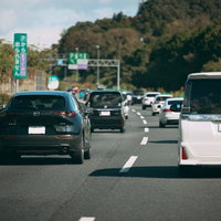 交通量が多い渋滞気味の高速道路を走行する複数の車両の写真