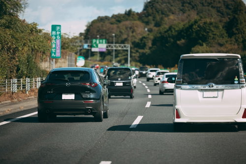 交通量が多い渋滞気味の高速道路を走行する複数の車両