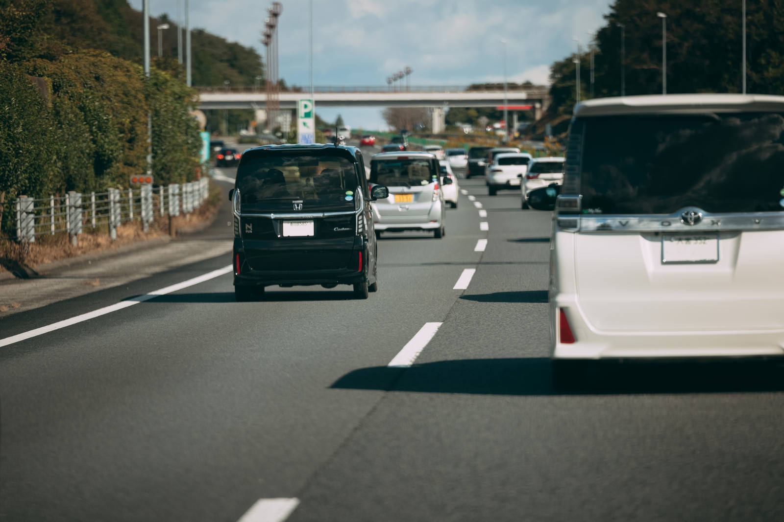 適切な車間距離を保って走行する高速道路上の複数の自動車