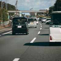 複数車両が適切な車間距離をとって走行する高速道路の交通状況の写真
