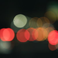 赤と黄と白のボケ味、夜のイルミネーションの写真