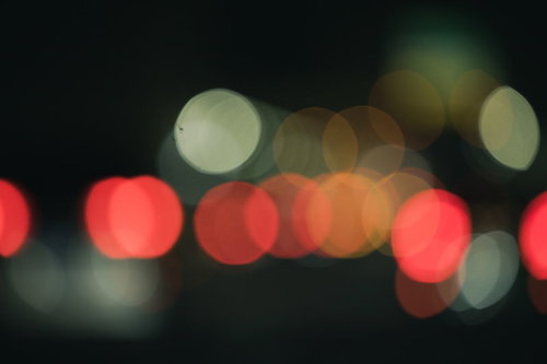 赤と黄と白のボケ味、夜のイルミネーション