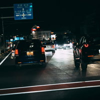 対向車からのハイビームが眩しい夜間走行時の車間距離の写真