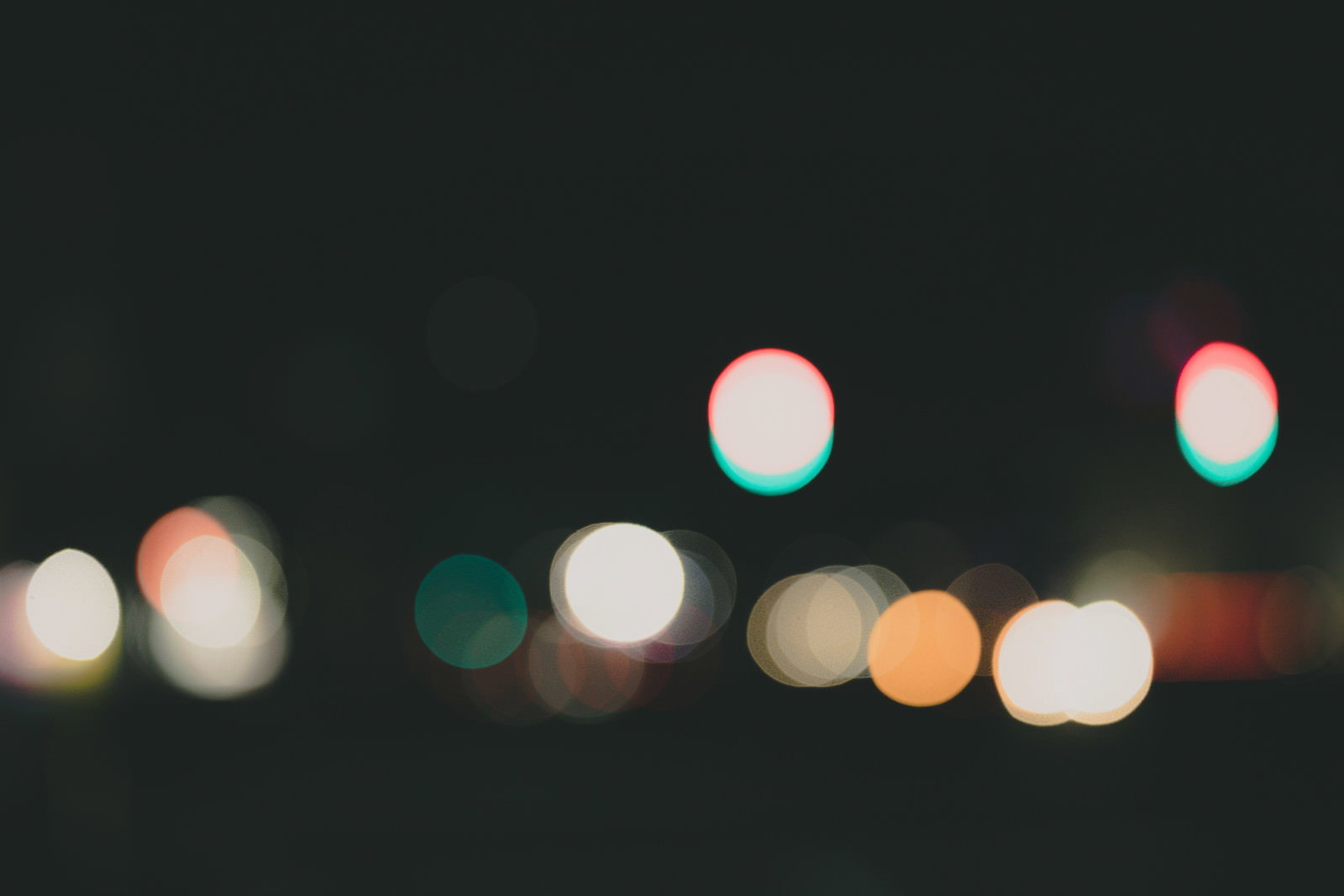 夜景の光がボケて丸い光の玉になっている様子