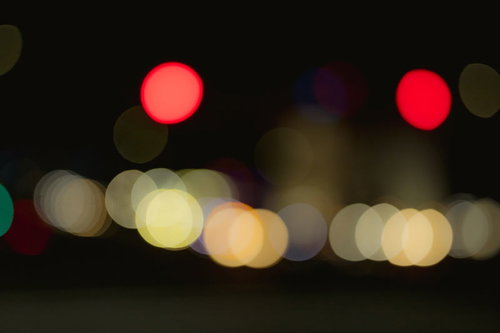 赤と桃色に縁どられた光の玉ボケ