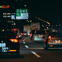 高速道路の夜間渋滞で等間隔に光るテールランプの写真