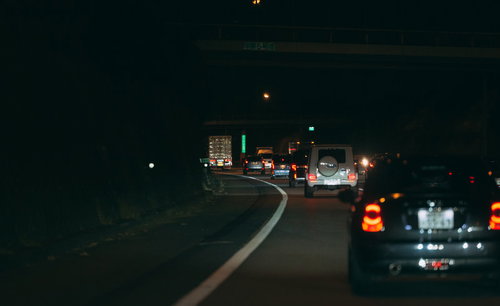 夜間走行する高速道路の連なるテールランプと車間距離